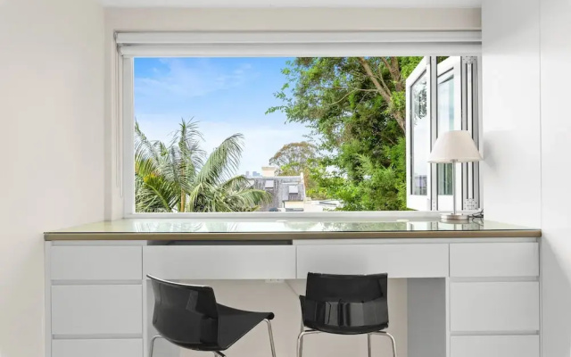 Elegant 1-bed With Study by Balmain Wharf
