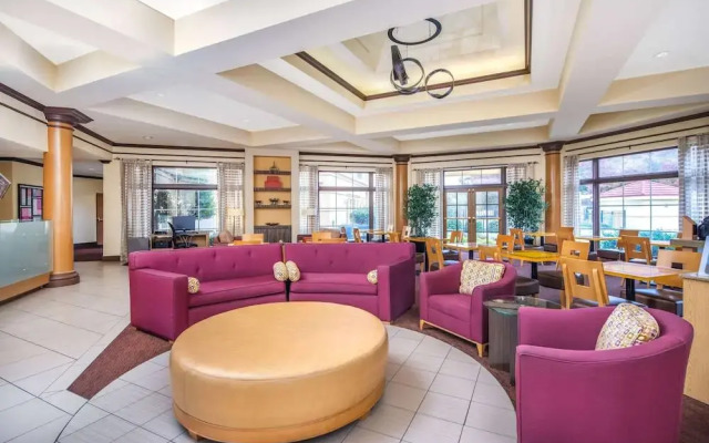 La Quinta Inn & Suites by Wyndham Atlanta Ballpark/Galleria