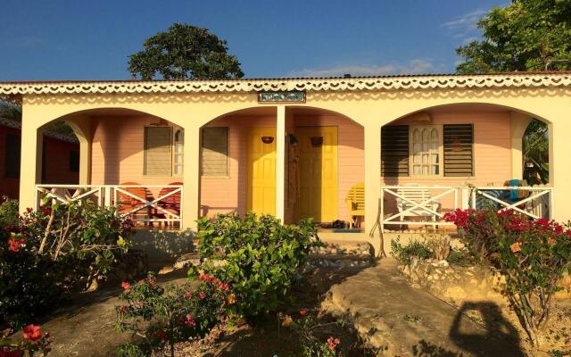 Отель Little Bay Cabins вид на фасад