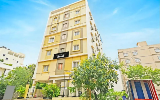 Townhouse Oak Chandanagar Railway Station