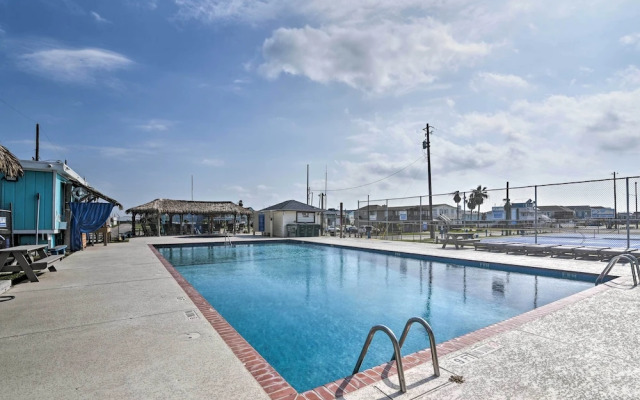 < 1/2 Mi to Beach! Hot Tub Haven in Galveston
