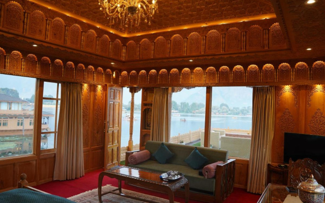 Harmukh Houseboat