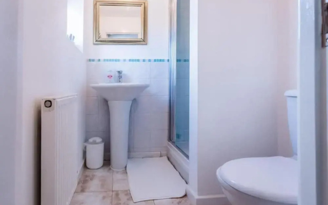 10 Guests - 5 Bedrooms - Free Parking - Lux House