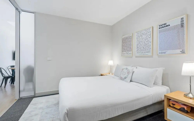 Sophisticated CBD 2-bed Apartment by Yarra River