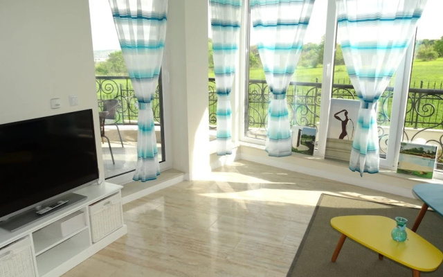 Cozy Apartment With sea View