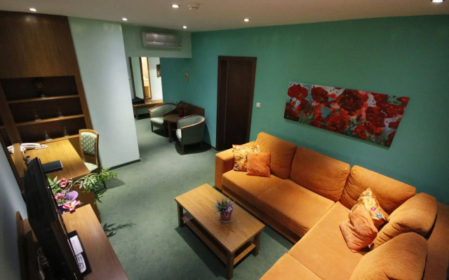 Max Inn Hotel