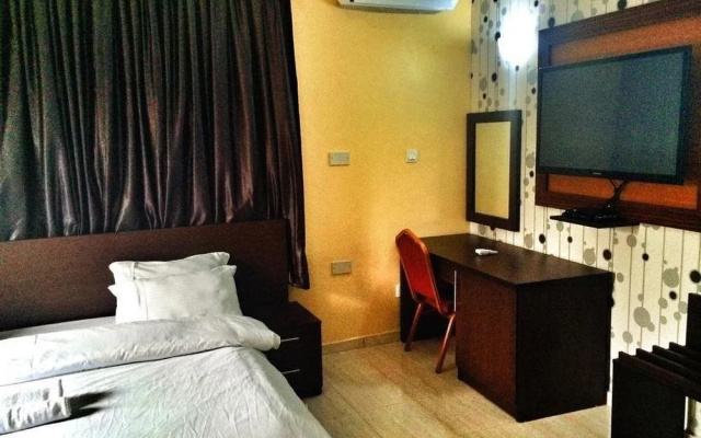 The 09 Club House Lounge And Suites