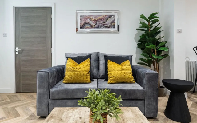 Riverside Flat Near Park Free Parking