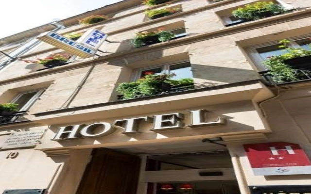 Hotel Du Bresil Париж вид на фасад