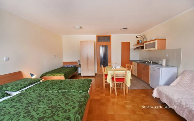 Flora - Studio Apartment