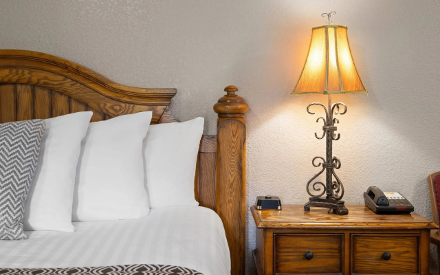 Super 8 by Wyndham Lewistown