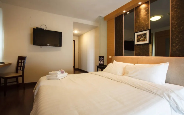 7D - 3 Bedroom Downtown Apartment With Shared Pool