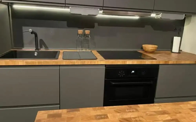 Apartment - Sleeps 4 - Parking - Near Station