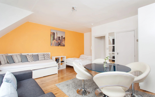 Cosy High Floor Studio Greek Street Soho