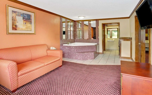 Travelodge by Wyndham Sellersburg / Louisville North