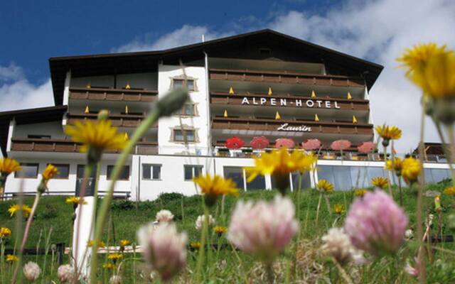 Отель Alpenhotel Laurin Хохгургль вид на фасад