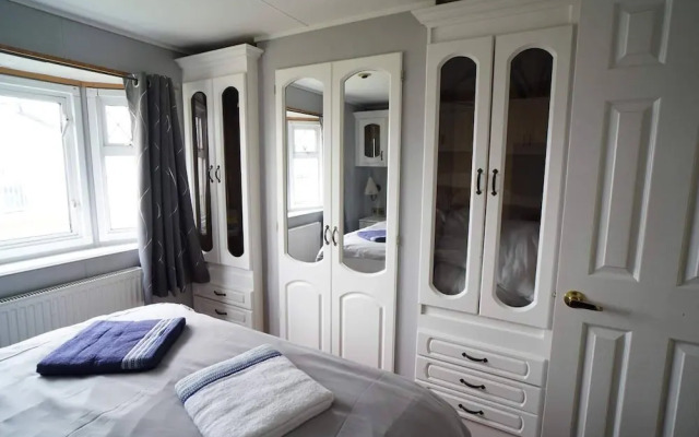Caravan-sleeps 5-pets Ok-parking-linen Incl