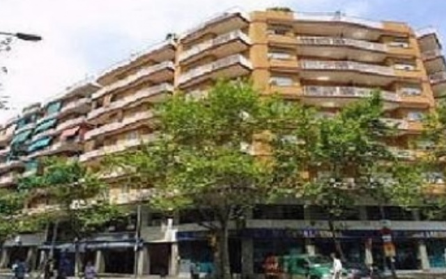 Отель Apartamentos Europa Испания, Барселона - 2 отзыва об отеле, цены и фото номеров - забронировать отель Apartamentos Europa онлайн вид на фасад