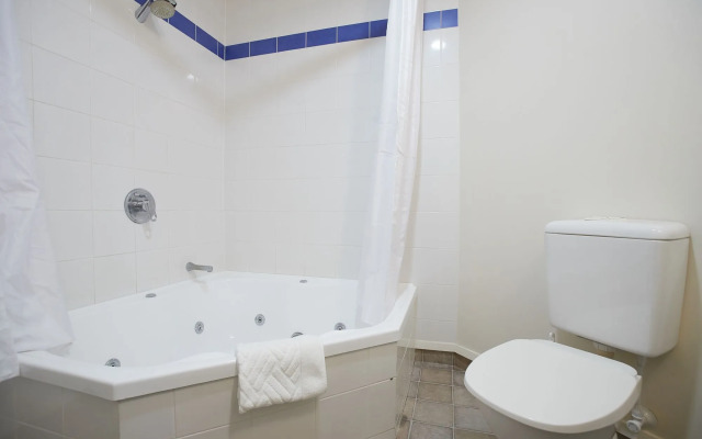 Ventura Inn & Suites Hamilton