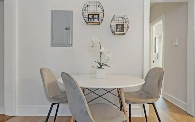 Spacious 2BR Near Dining - Touhy 1S