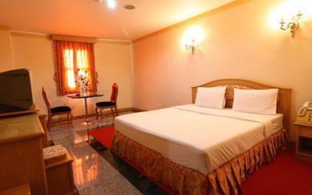 13 Coins Ngamwongwan Hotel