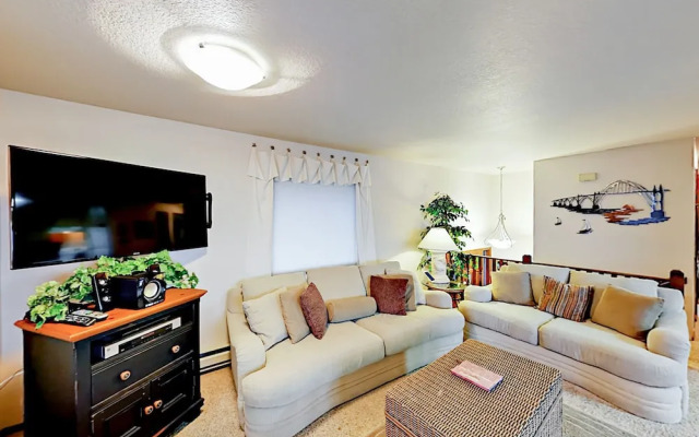 1235 NW Spring St Home