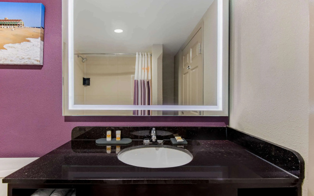 La Quinta Inn by Wyndham West Long Branch/NJ Shore Area