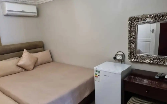 Savoy Lodge - Room