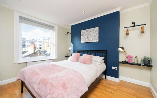 Charming Central London Retreat by Frankie Says
