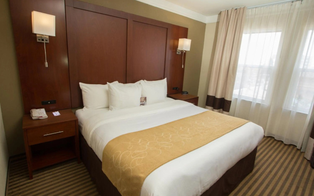 Comfort Suites Visalia Convention Center