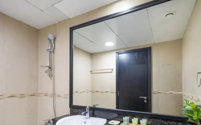 LUX The JLT Gold Crest Suite