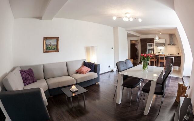 Отель Apt under Prague Eiffel Tower - 2 Br Apts комната для гостей