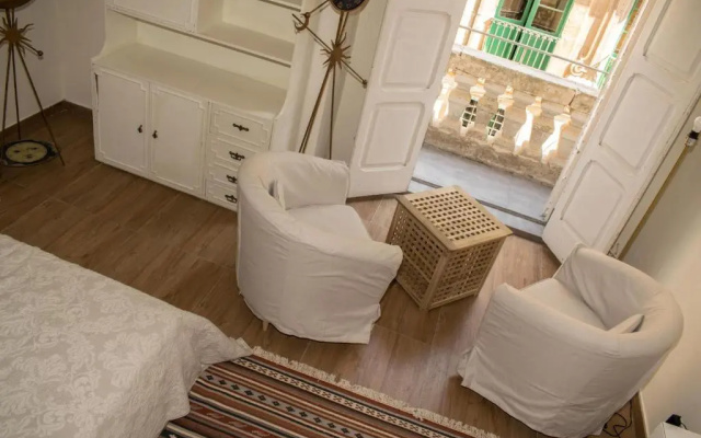 Vincenti Strait Street Suite