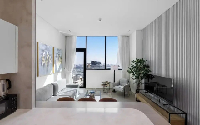 Chic 1BR Retreat with Pool & Balcony JVC