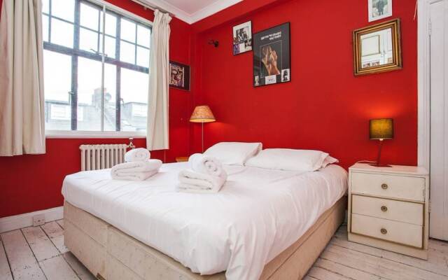 Отель Unique, Quirky 1 Bed in Belsize Park комната для гостей