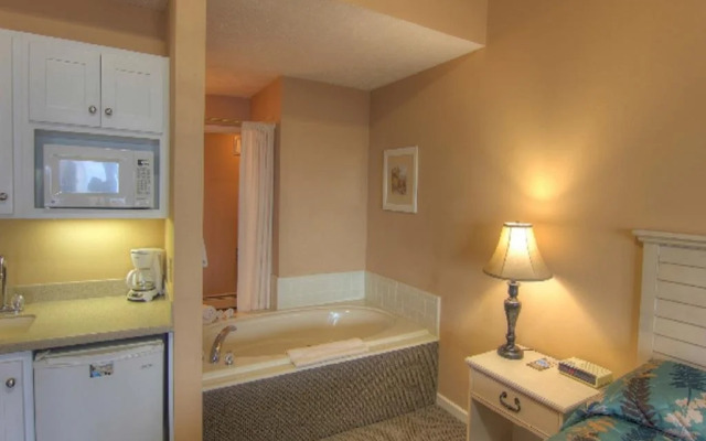 Pointes North Beachfront Hotel – 2 Person Spa Tub Studios