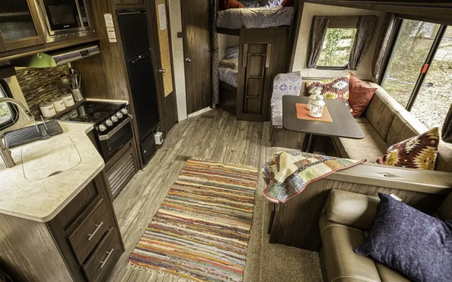 American Luxury Caravan - Secure Parking Llandeilo