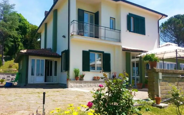 Private Garden House in Redortiers