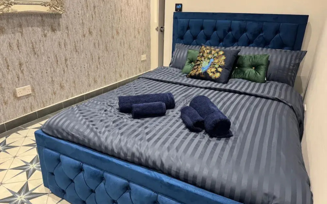 Central Location - Apartment - Sleeps 2 - Parking