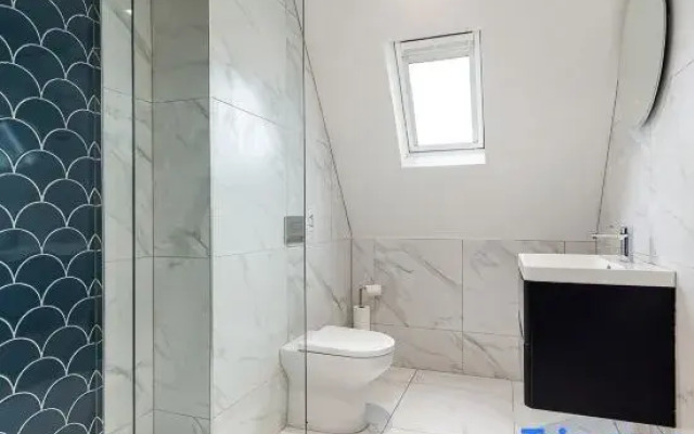 Luxurious 2-Bed Apt w/ Stunning Sea View & Parking