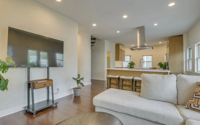 Steps to Lake & Beach! Multi-level Oakland Haven