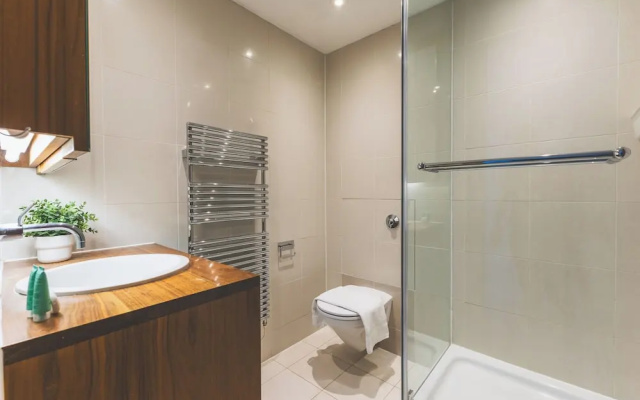 Spacious 3 Bedroom Flat in Kensington