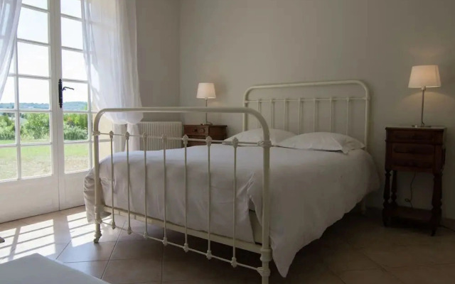 Villa in Campagnan With Pool and Vineyard Views