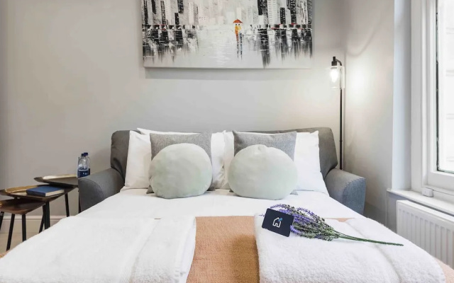 Bright and Modern Bayswater Apartment
