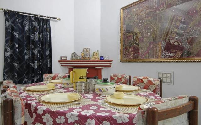 Thakore House By OYO Rooms