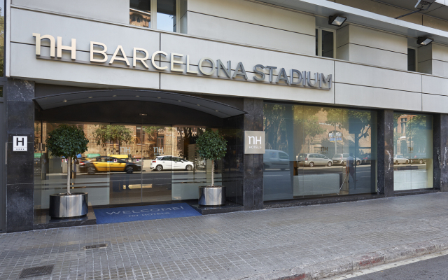 Отель NH Barcelona Stadium вид на фасад