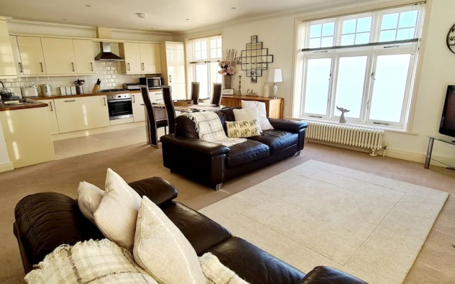 Shore Thing - Beachfront Apartment - Sleeps 4