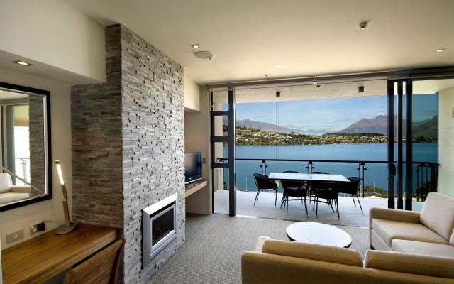 The Rees Hotel, Luxury Apartments & Lakeside Residences