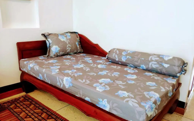 Quiet studio with king bed, kitchen and balcony