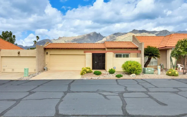 Tucson Townhome w/ Mountain View, Pool Access!